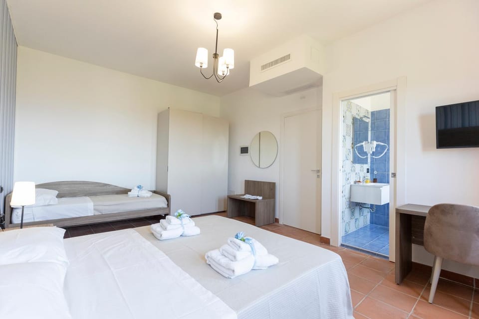 Photo of the whole room, towels, air conditioner
