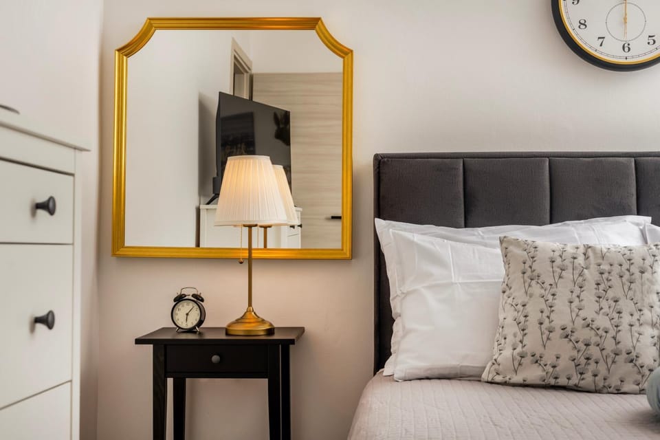 Bed, Seating area, Bedroom