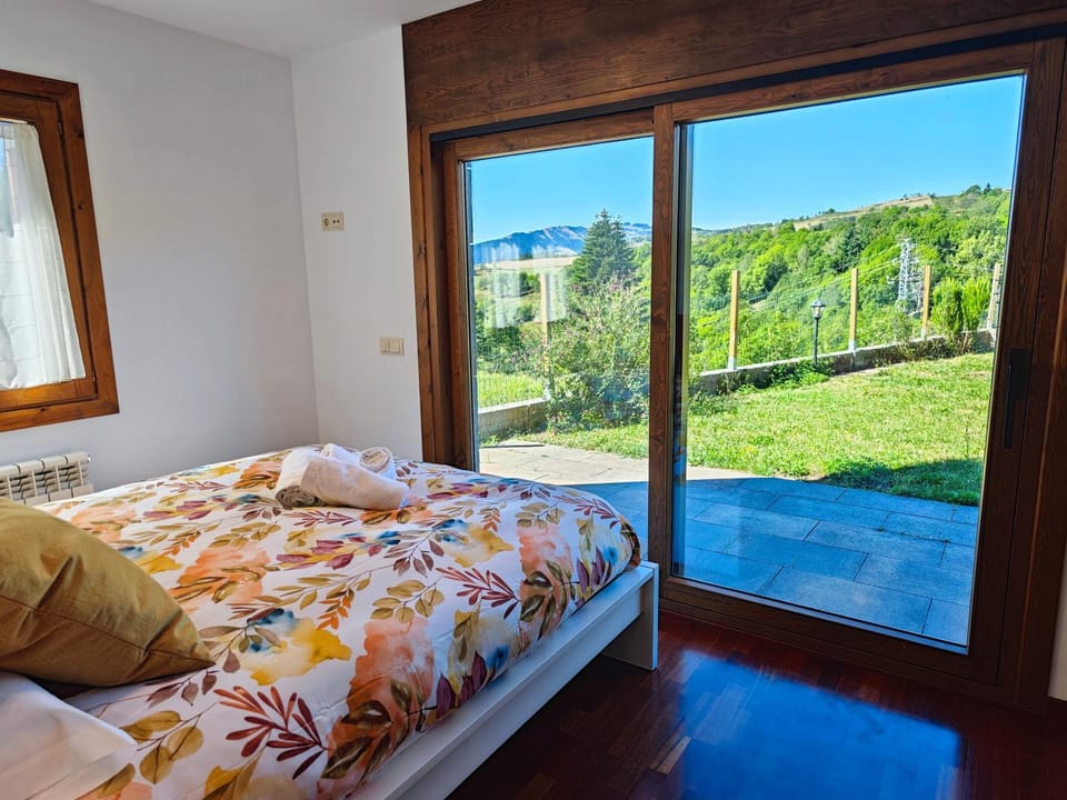 Bed, Natural landscape, Garden, Photo of the whole room, Bedroom, Garden view, Mountain view