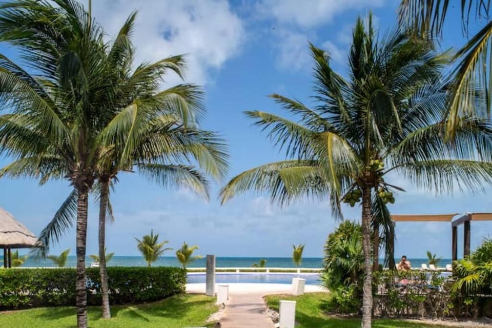 Seacost Beachfront 2BDR with pool by Casa Paraiso Apartment in Cancun