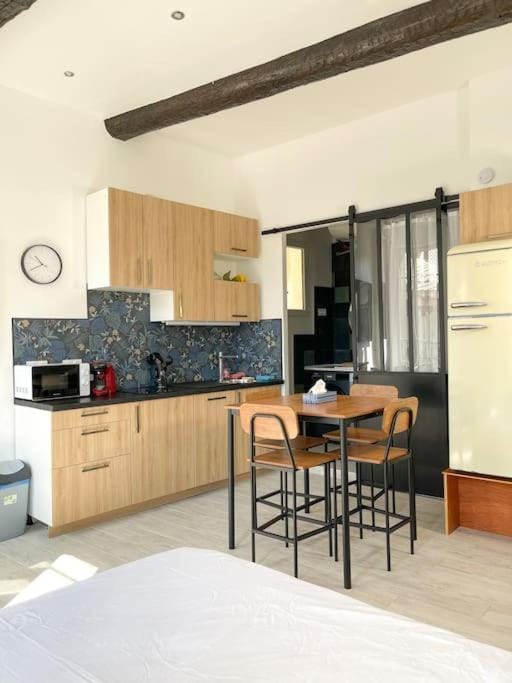 Vue sur la place des Halles, Art Apparts Apartment in Béziers