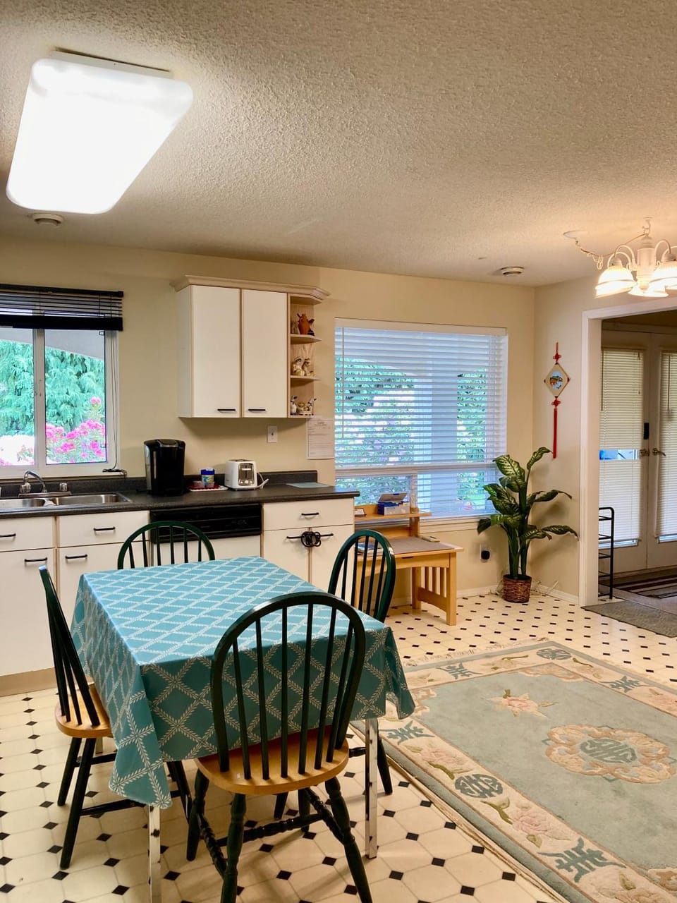 Kitchen or kitchenette, Seating area, Dining area