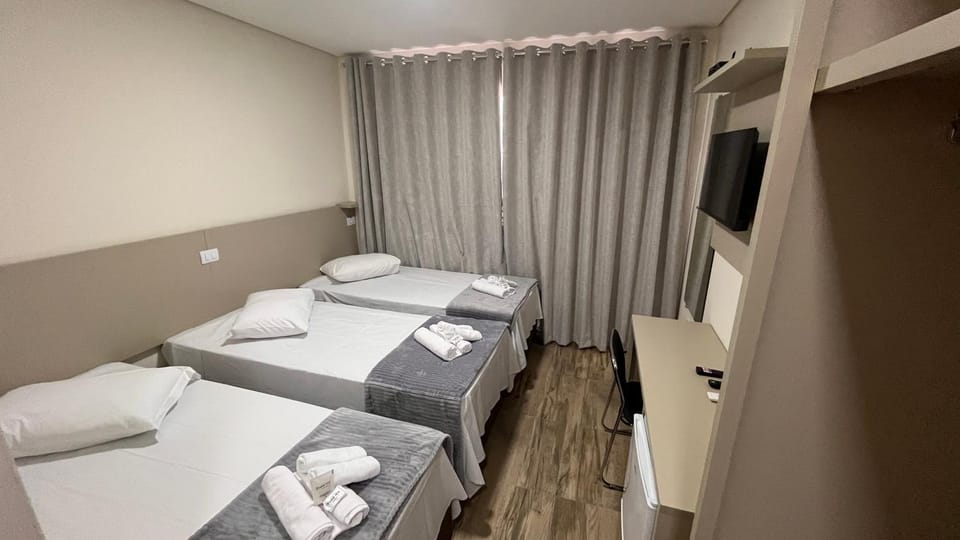 Bed, TV and multimedia, Photo of the whole room, Bedroom, towels