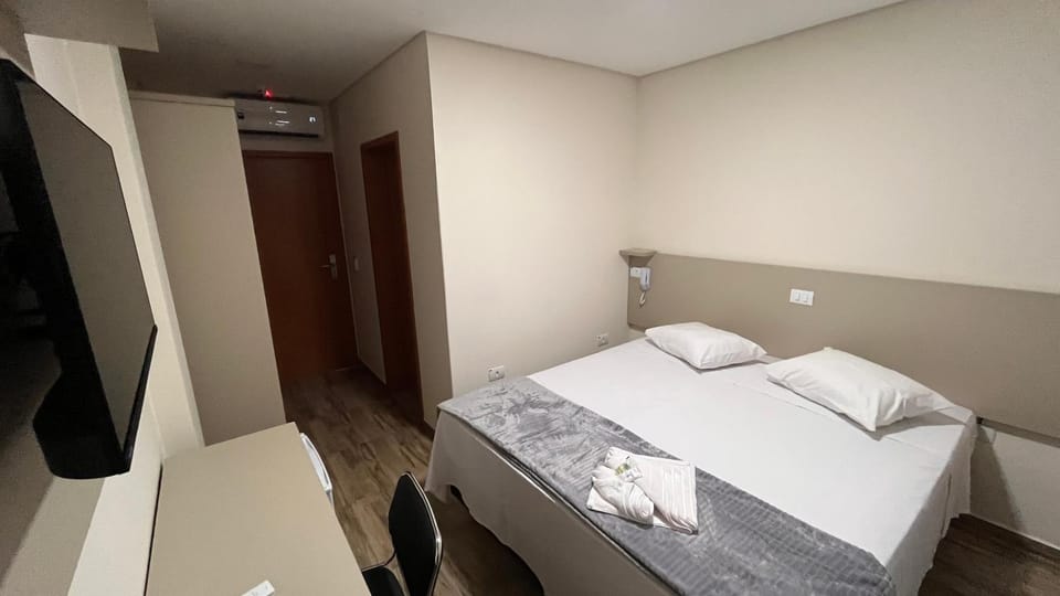 Photo of the whole room, Bedroom, towels