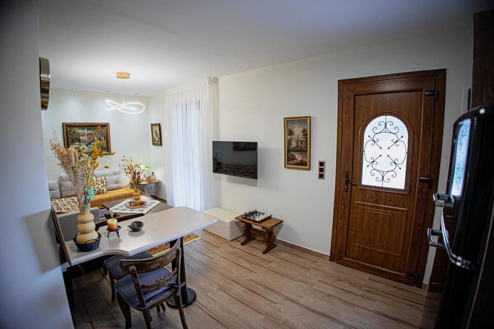 TV and multimedia, Living room, Photo of the whole room, Seating area, Dining area