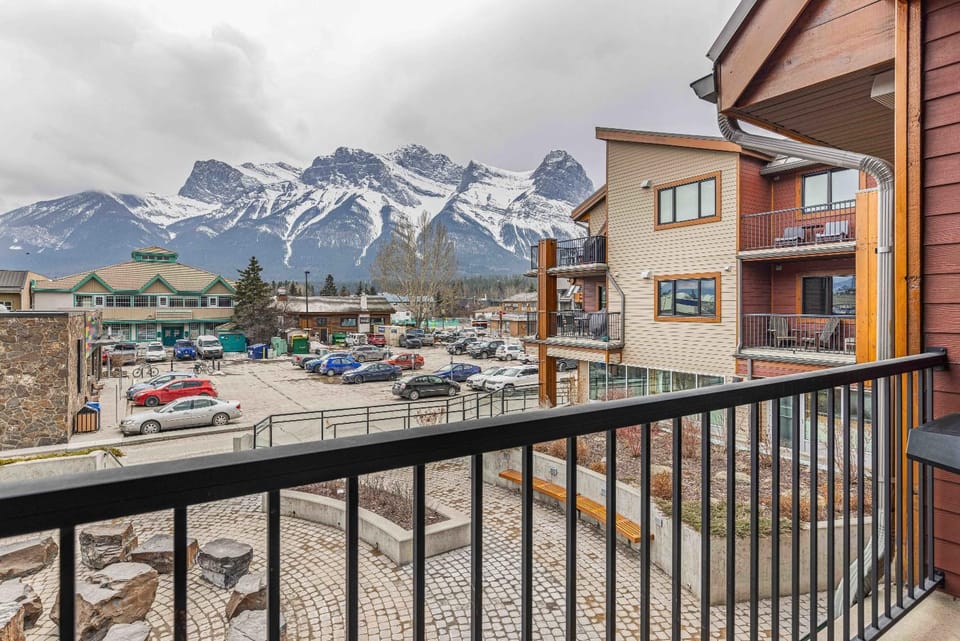 Best Views of Canmore - 2Bed 2Bath House in Canmore