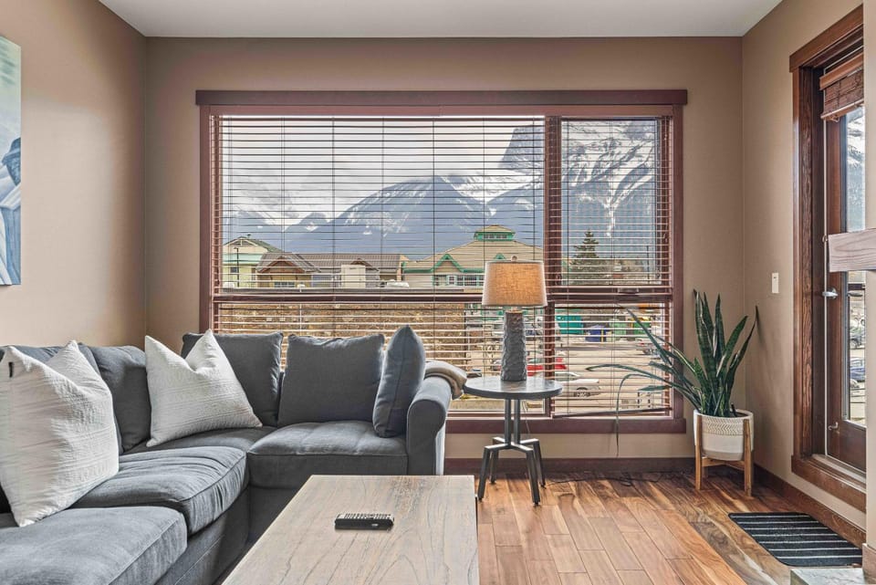 Best Views of Canmore - 2Bed 2Bath House in Canmore