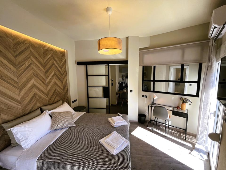 Bed, TV and multimedia, Bedroom, air conditioner