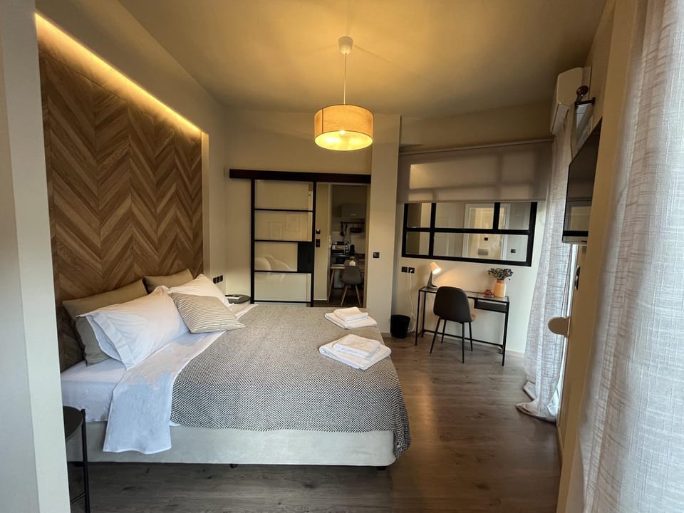 Bed, TV and multimedia, Photo of the whole room, Bedroom, towels