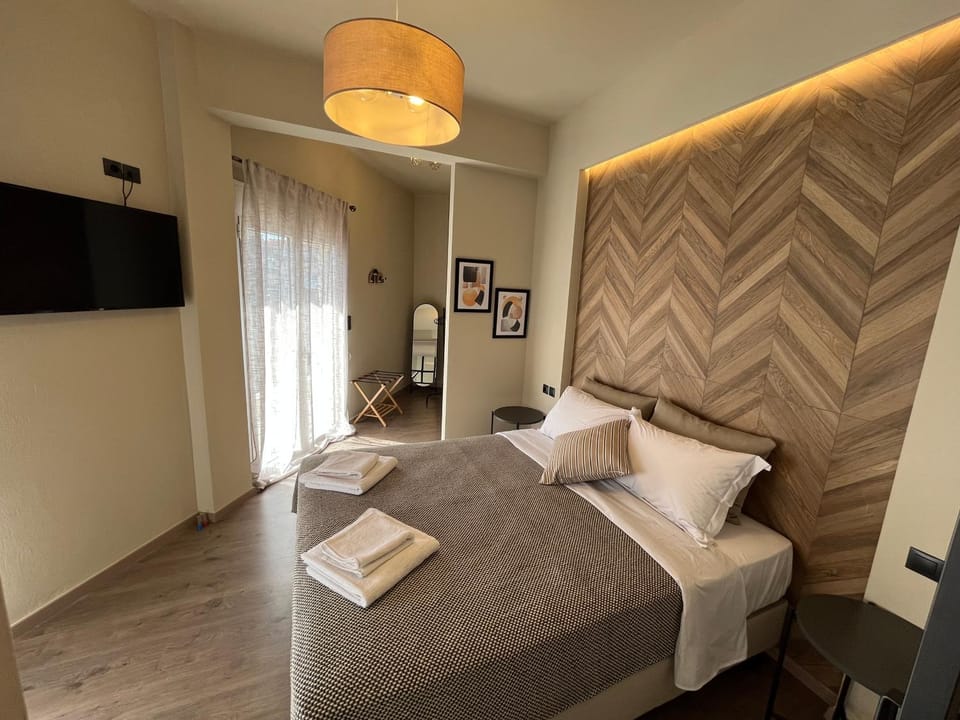 Bed, TV and multimedia, Bedroom, towels