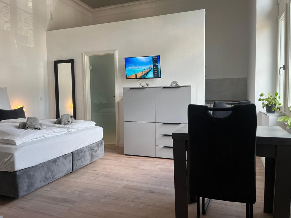 Bed, TV and multimedia, Photo of the whole room, Dining area, wardrobe