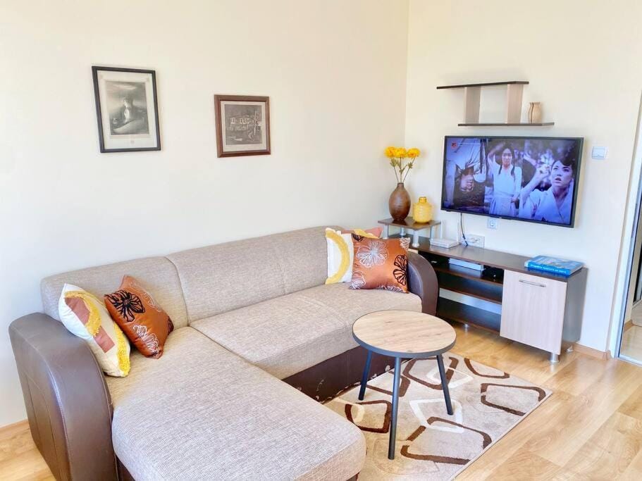 TV and multimedia, Living room, Evening entertainment