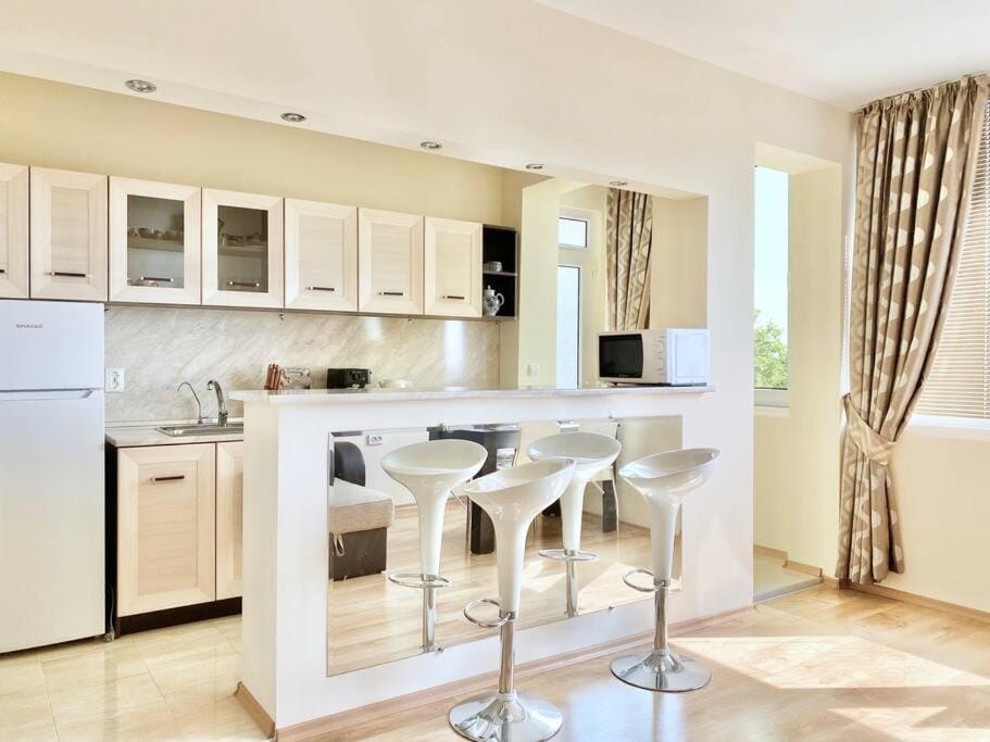 Kitchen or kitchenette, Dining area, minibar