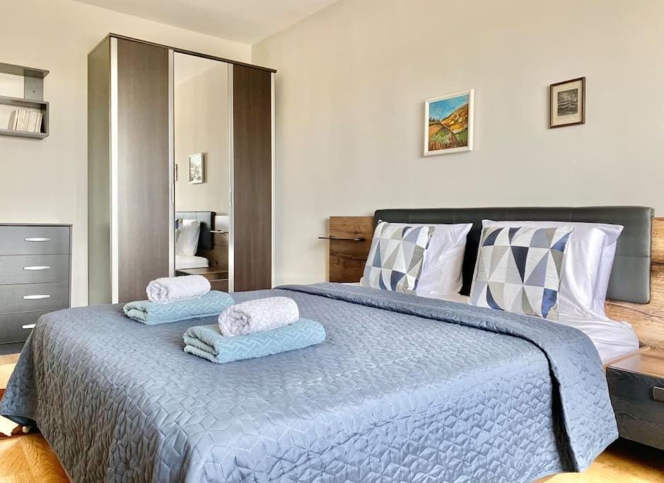 Bed, Bedroom, towels, wardrobe