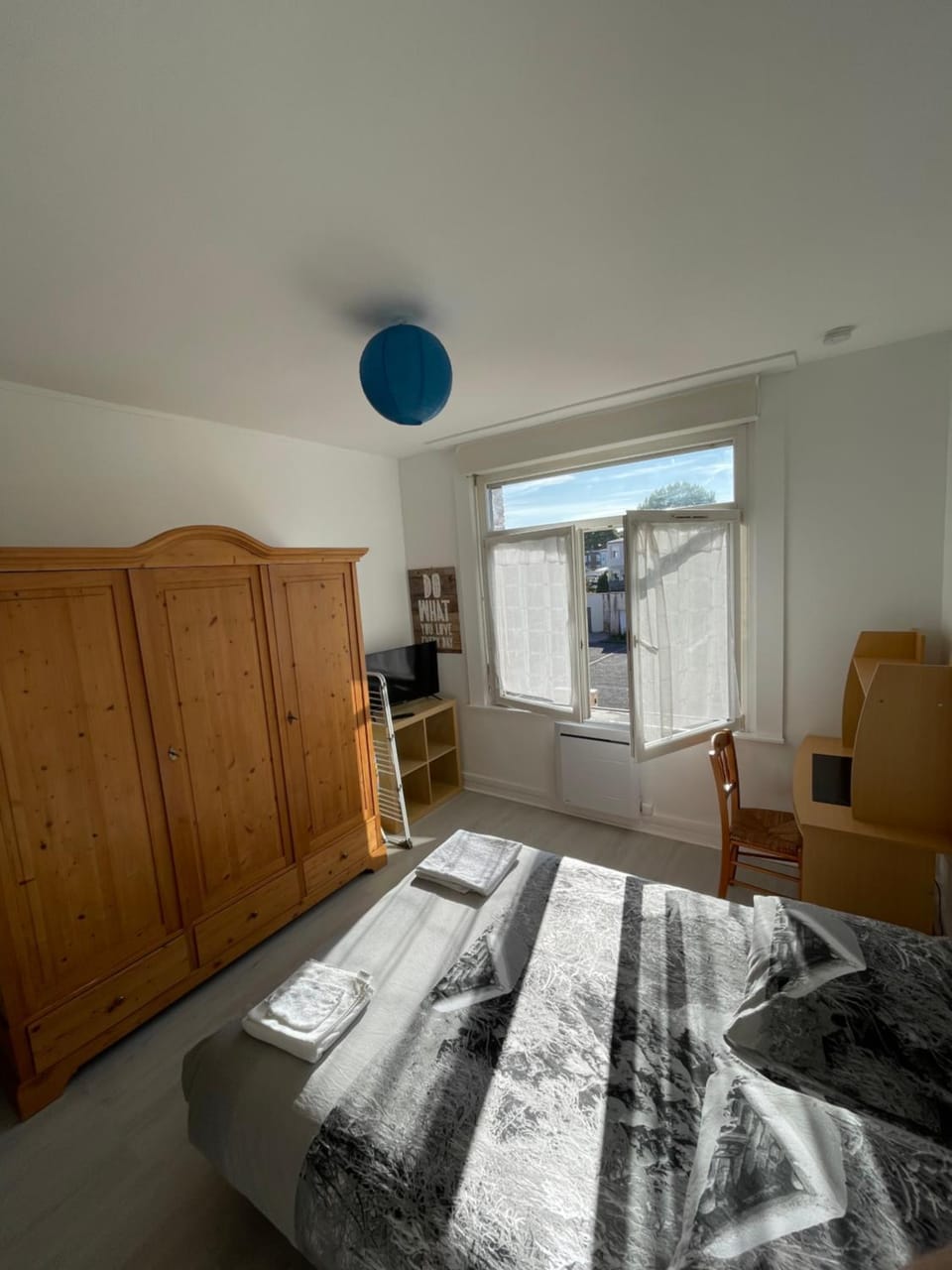 Photo of the whole room, Bedroom