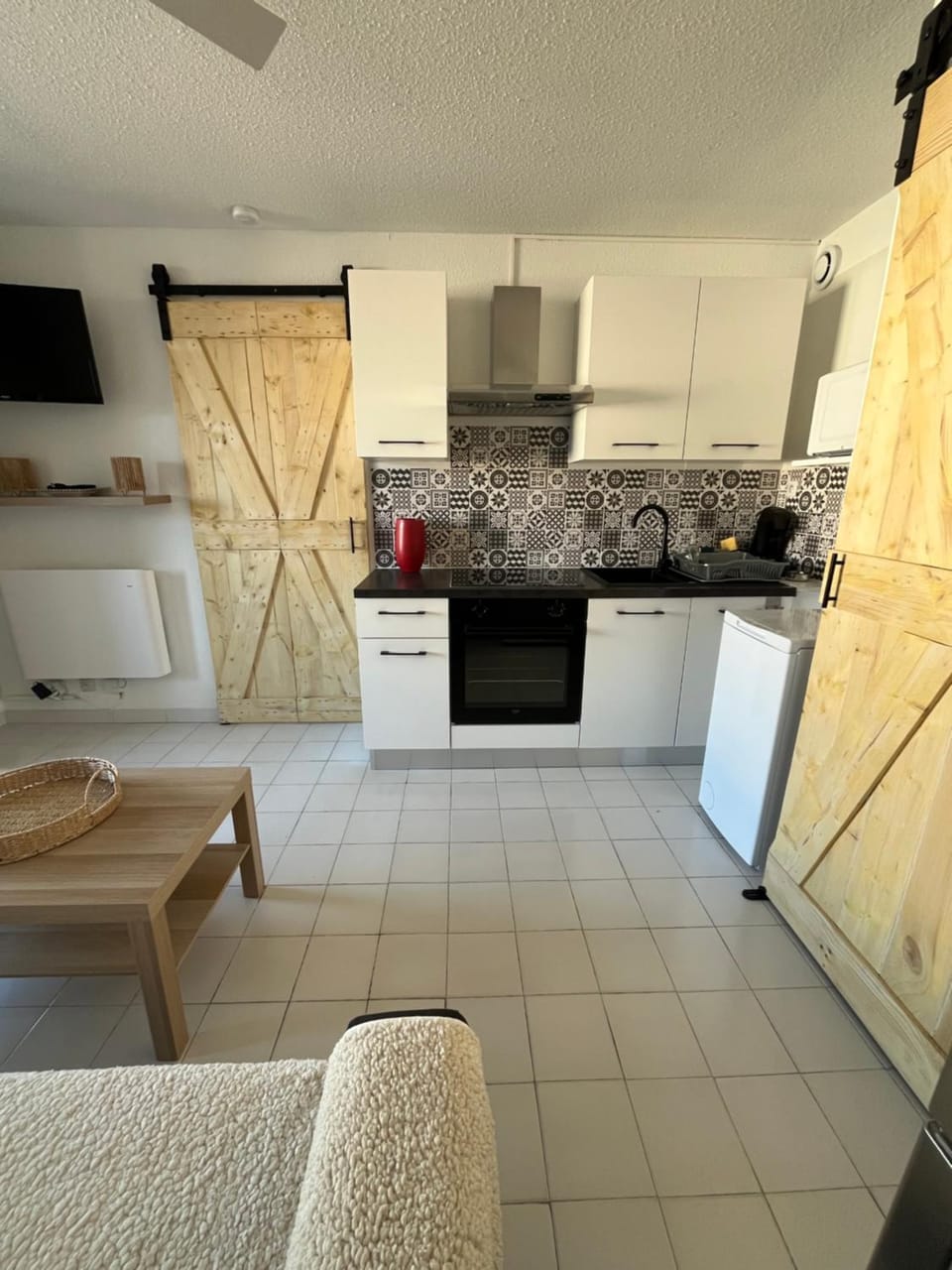 Kitchen or kitchenette, Seating area, oven, stove