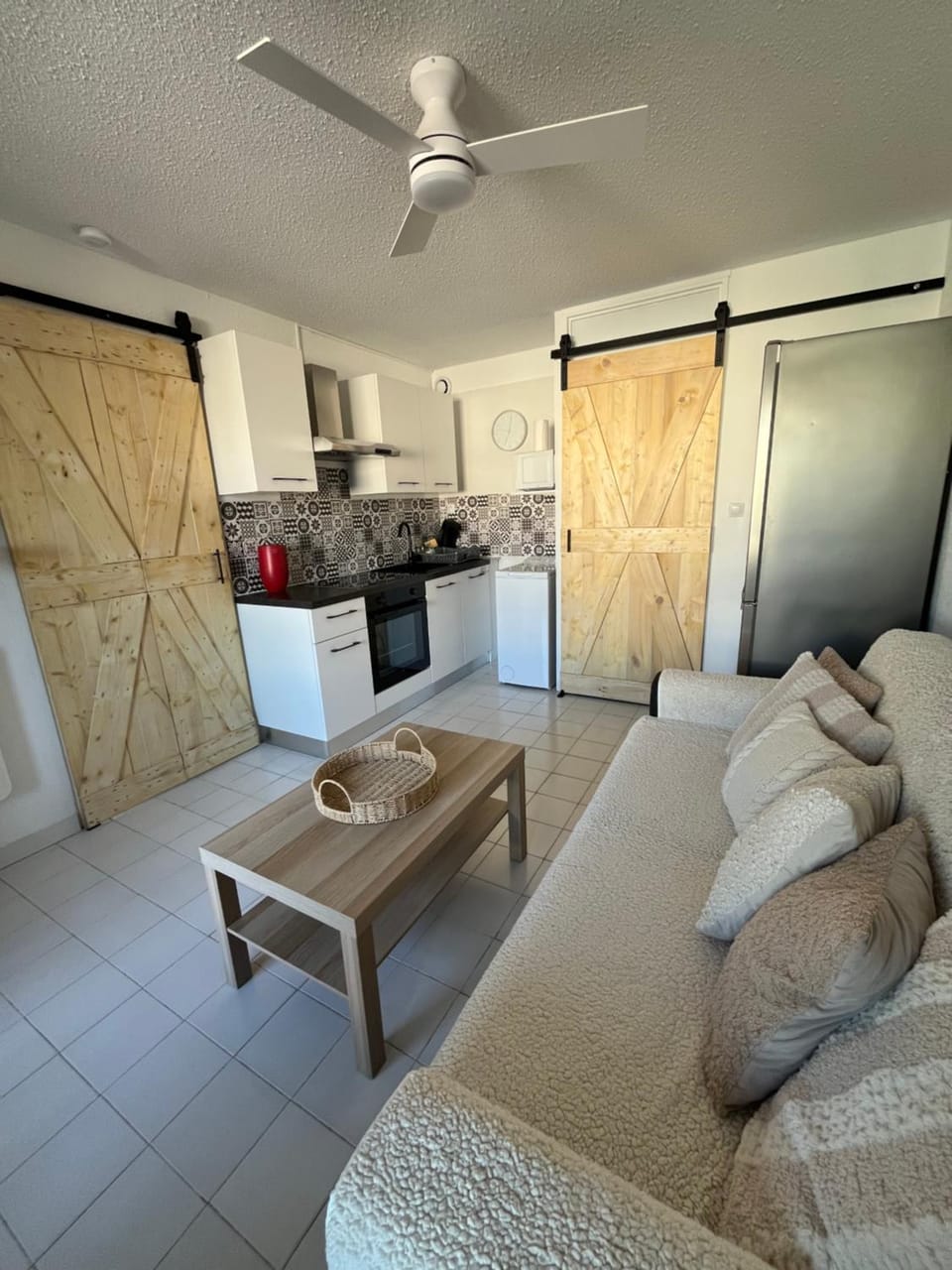 Kitchen or kitchenette, Living room, Seating area, oven, stove