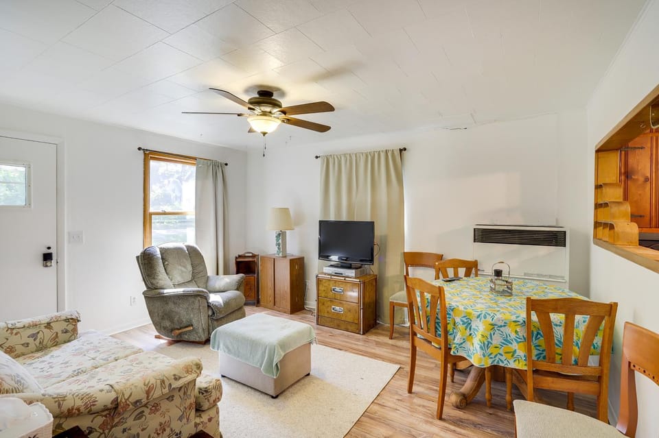 Peaceful Grams Lake Stay Near Notre Dame House in LaPorte County
