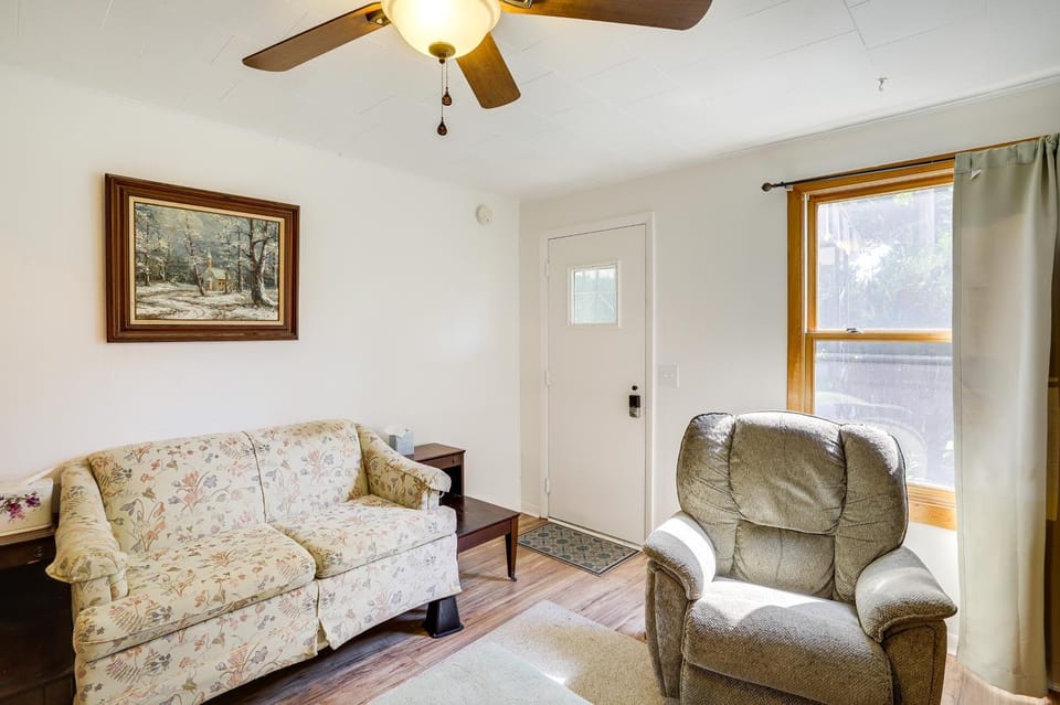 Peaceful Grams Lake Stay Near Notre Dame House in LaPorte County
