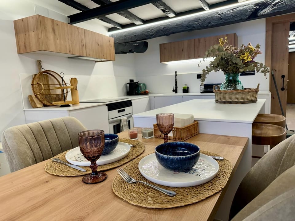 Kitchen or kitchenette, Dining area