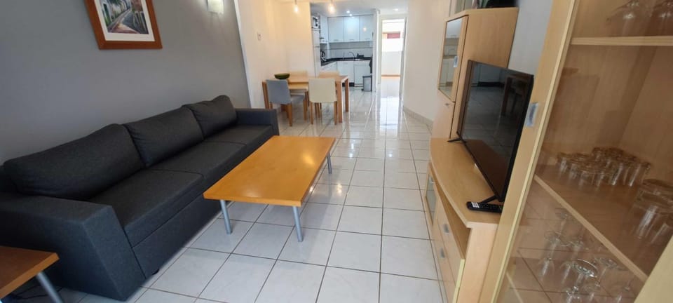 Communal lounge/ TV room, TV and multimedia, Kitchen or kitchenette, Living room, Seating area, Dining area, oven