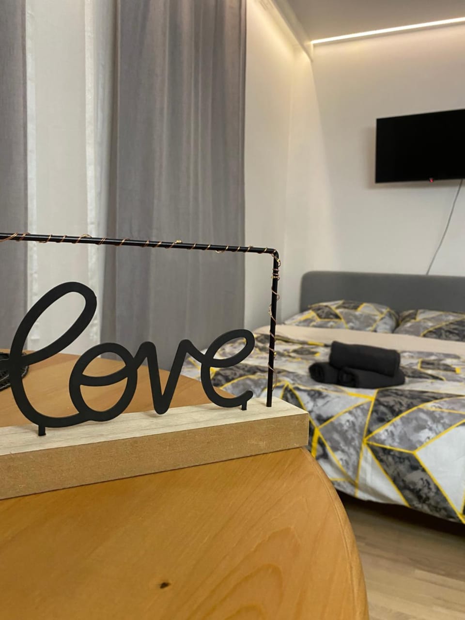 Bed, TV and multimedia, Photo of the whole room, Bedroom