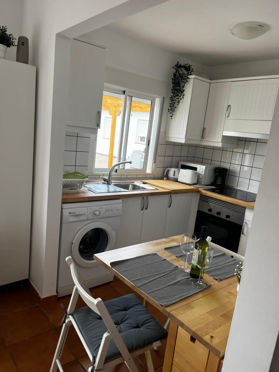 Kitchen or kitchenette, Dining area