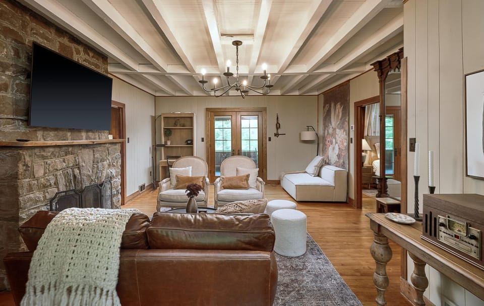 TV and multimedia, Living room, Seating area, fireplace