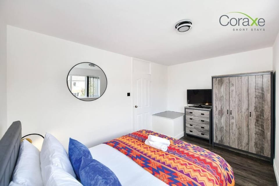 Bed, TV and multimedia, Bedroom, wardrobe