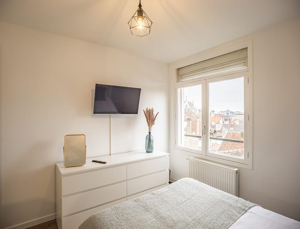 Bed, TV and multimedia, Photo of the whole room, Bedroom