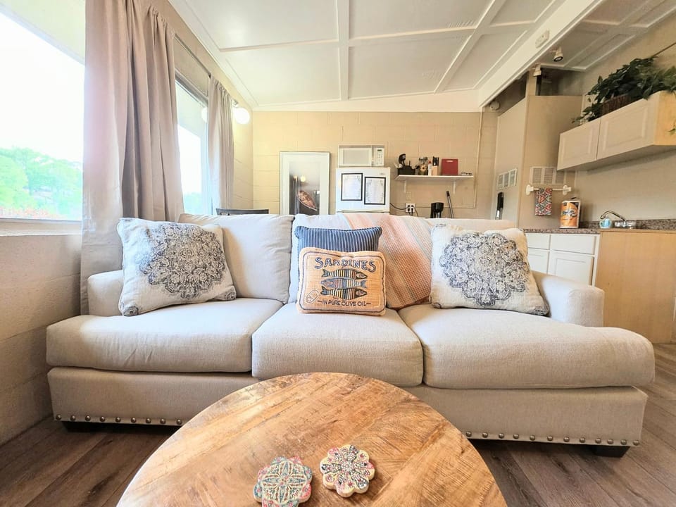 #03 - Fantastic Lakeside Studio Cottage- Pet Friendly House in Rockwell
