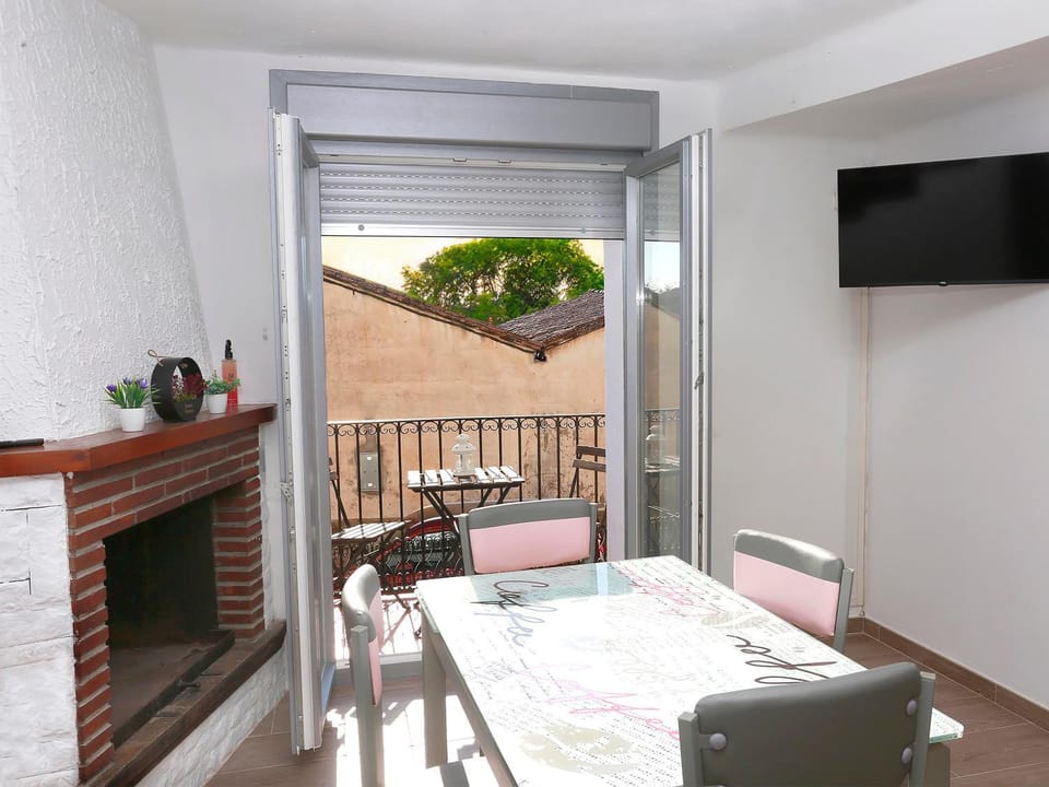 Communal lounge/ TV room, TV and multimedia, Balcony/Terrace, Balcony/Terrace, Living room, Seating area, Dining area