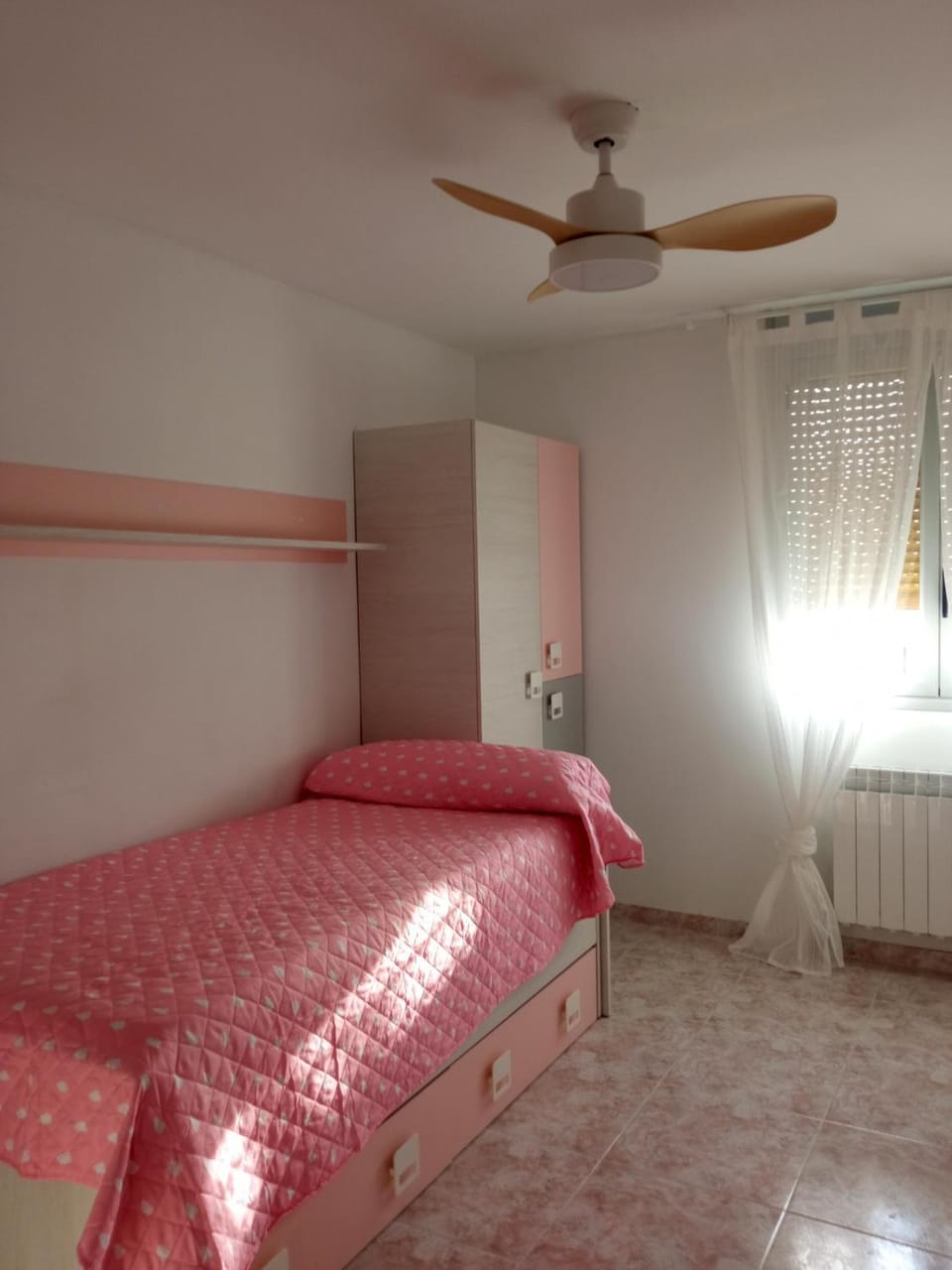 Bed, Photo of the whole room, Bedroom, fireplace, wardrobe