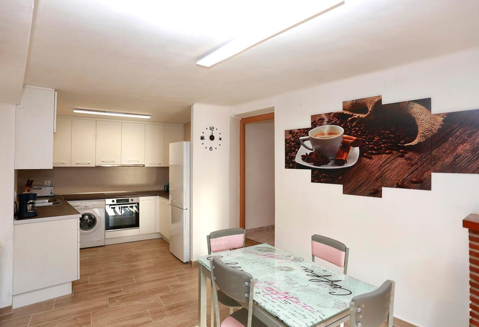 Kitchen or kitchenette, Dining area, minibar, pet friendly, washing machine