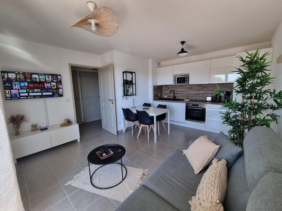 Kitchen or kitchenette, Living room, Seating area