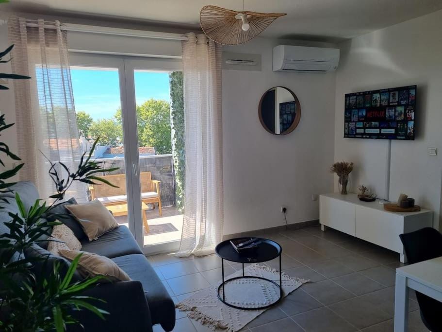 L'Appartement Ensoleillé, WIFI-Clim-Gare-Terrasse Apartment in Narbonne