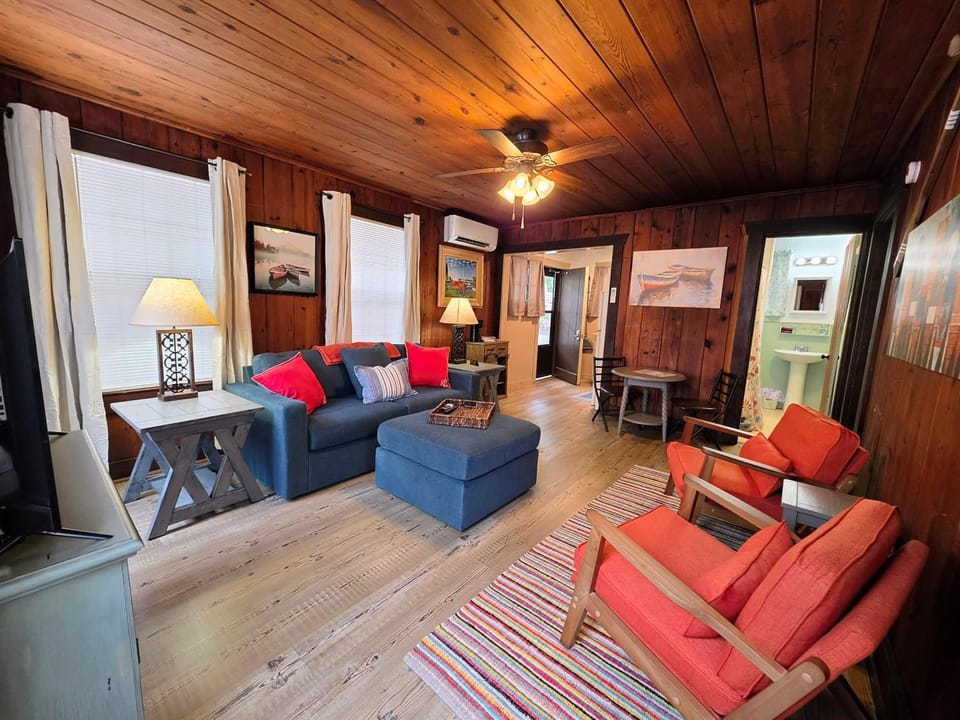 #04-Adorable Large 1 Bedroom Lakeside Cottage- Pet Friendly House in Rockwell