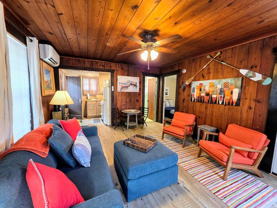 #04-Adorable Large 1 Bedroom Lakeside Cottage- Pet Friendly House in Rockwell