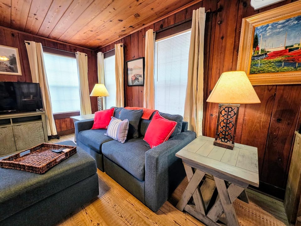 #04-Adorable Large 1 Bedroom Lakeside Cottage- Pet Friendly House in Rockwell