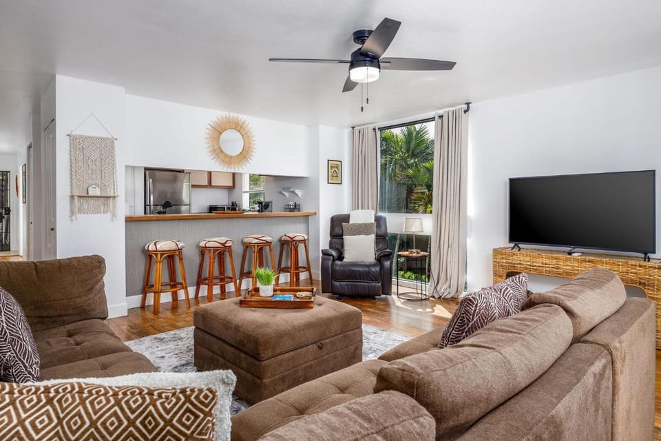 Kailua Bay Resort 4-206 Corner Oceanview Downtown Unit House in Holualoa