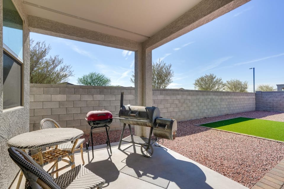 4 Mi to Westgate! Sunny Escape w/ Furnished Patio House in Glendale