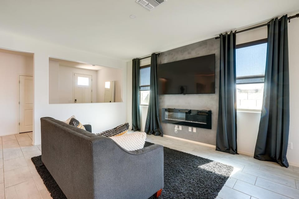 4 Mi to Westgate! Sunny Escape w/ Furnished Patio House in Glendale