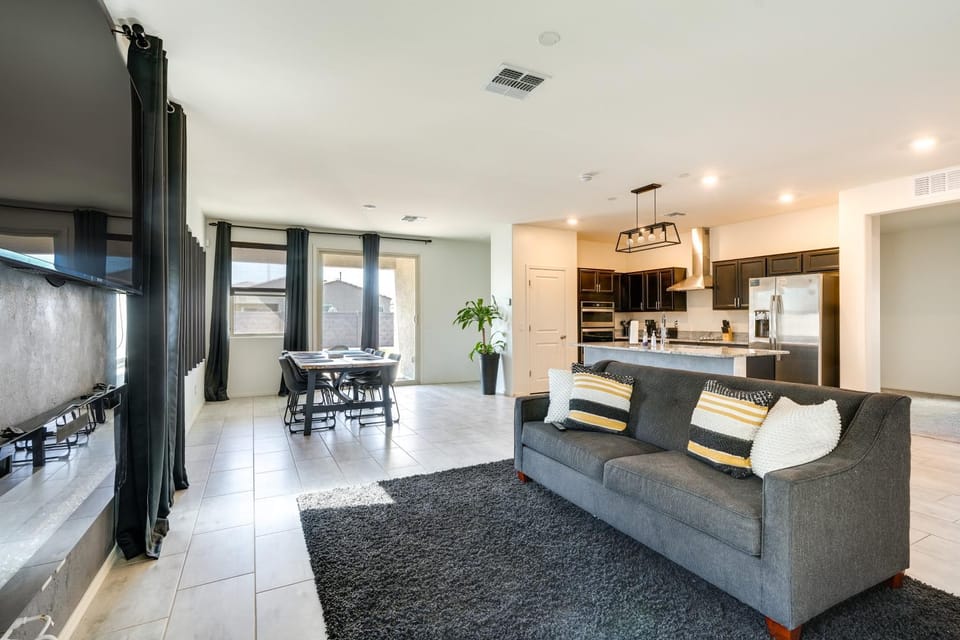 4 Mi to Westgate! Sunny Escape w/ Furnished Patio House in Glendale