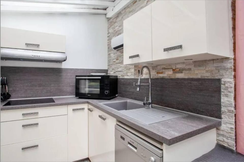 Face aux Thermes: lit double, terrasse, wifi Apartment in Auvergne-Rhône-Alpes