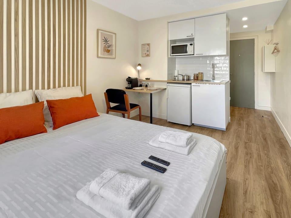 Bed, Kitchen or kitchenette, Photo of the whole room, Bedroom, minibar, stove, towels
