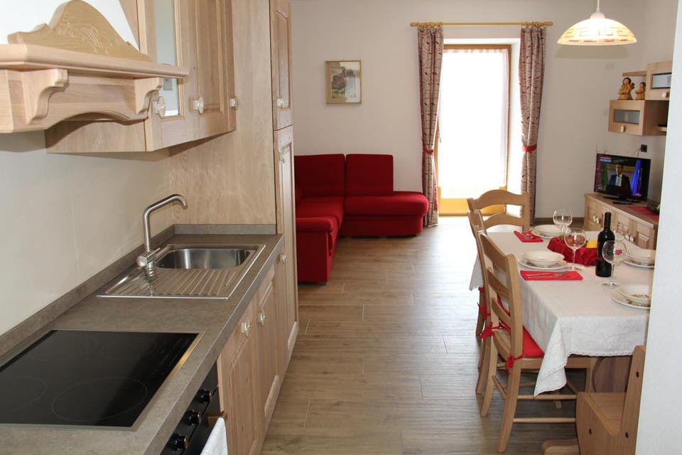 Kitchen or kitchenette, Dining area