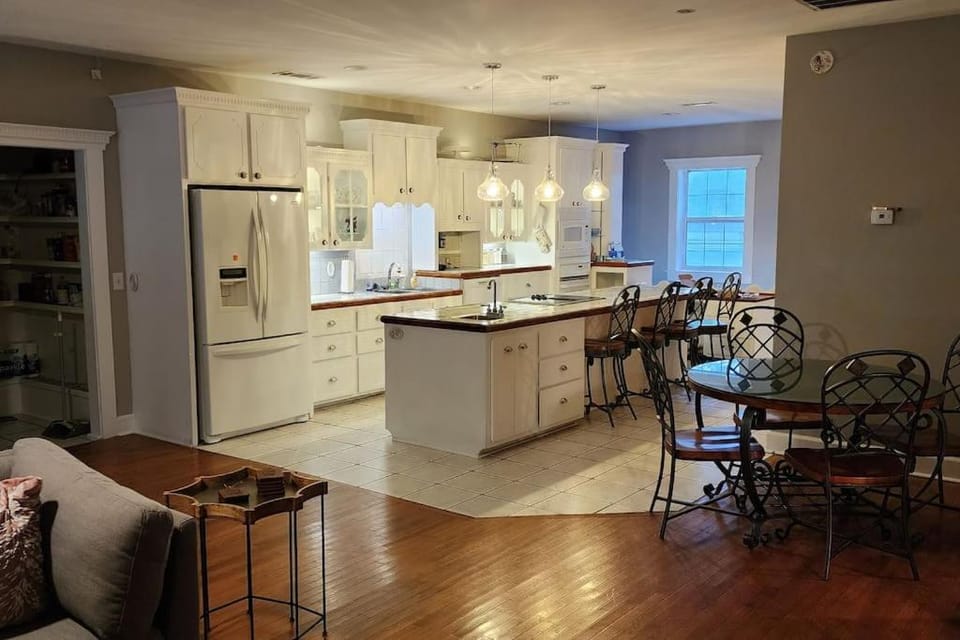 Kitchen or kitchenette, Seating area