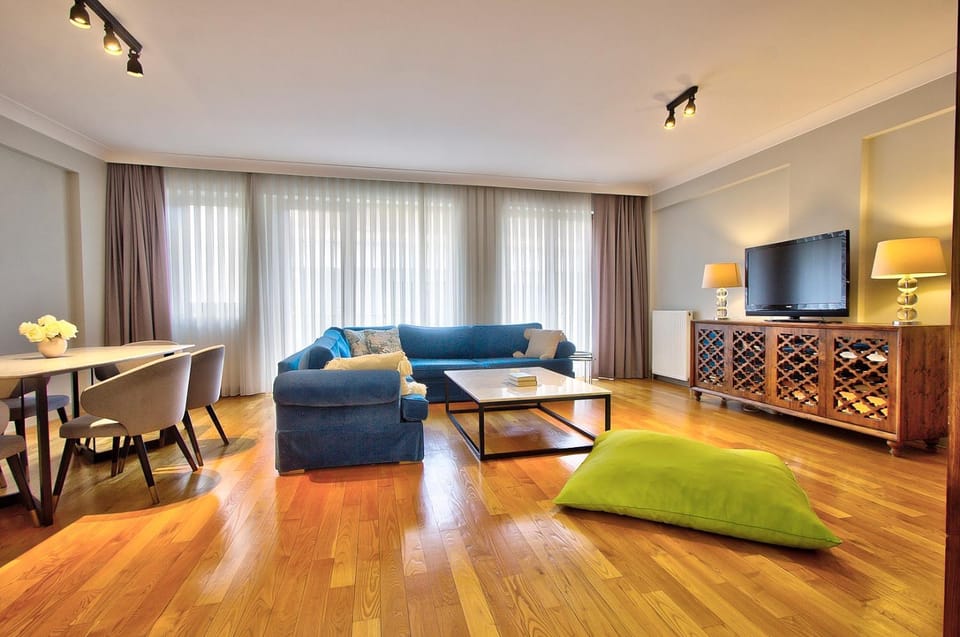 New Build with Modern Amenities and Balcony Apartment in Istanbul