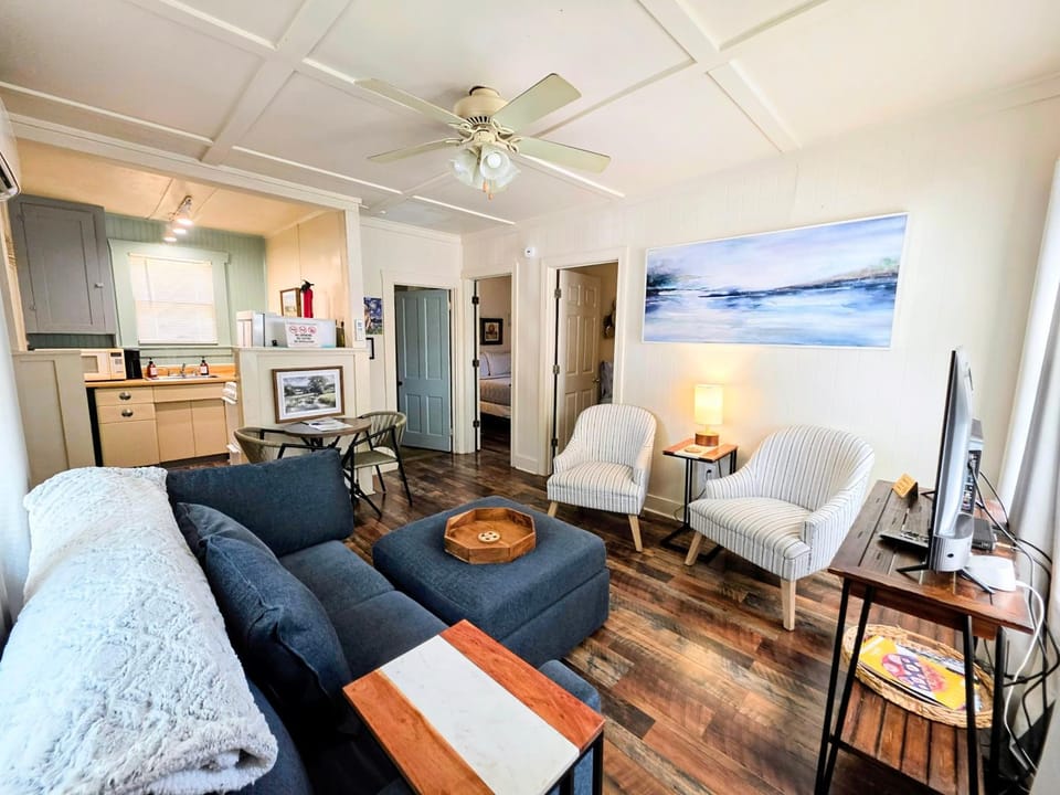 #05 - Lakefront Two Bedroom Cottage- Pet Friendly House in Rockwell