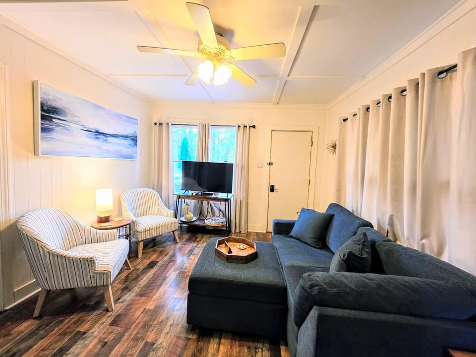 #05 - Lakefront Two Bedroom Cottage- Pet Friendly House in Rockwell